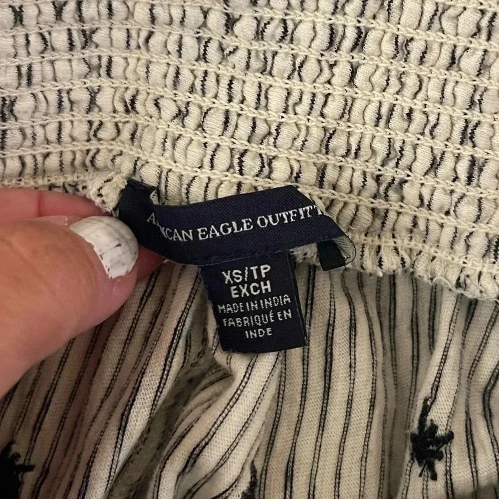 Women’s American Eagle smocked striped embroidered shorts XS - Picture 3 of 4
